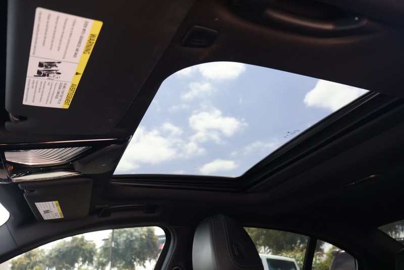 BMW 3 Series Vehicle Full-screen Gallery Image 32