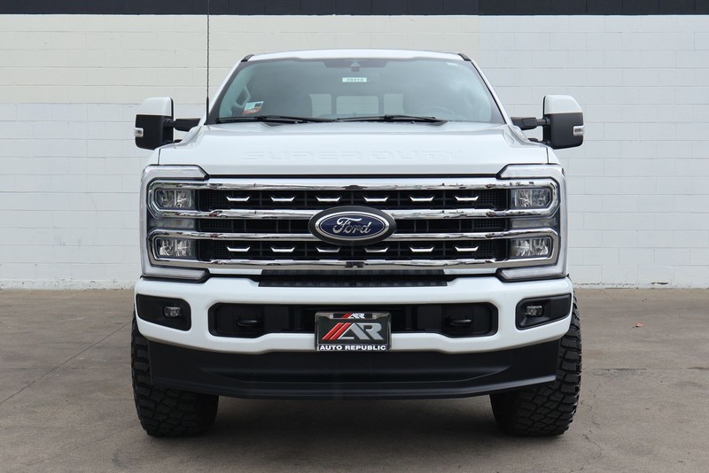 Ford Super Duty F-350 SRW Vehicle Full-screen Gallery Image 02