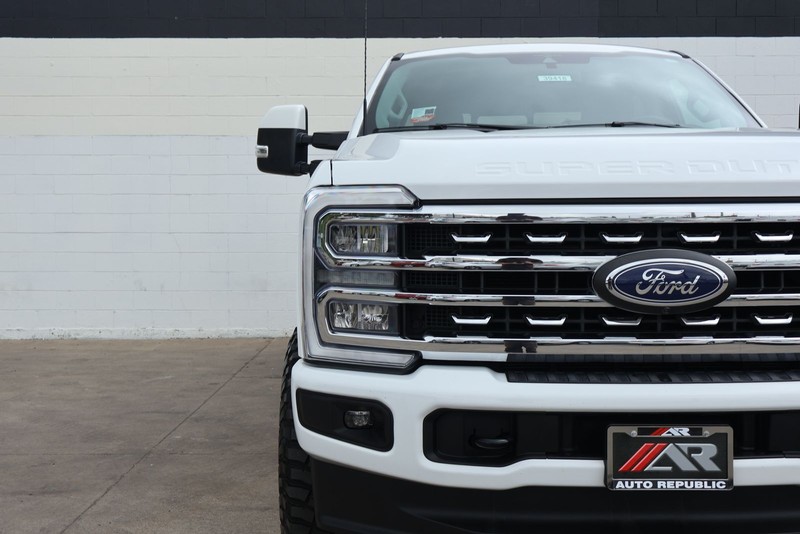 Ford Super Duty F-350 SRW Vehicle Full-screen Gallery Image 03