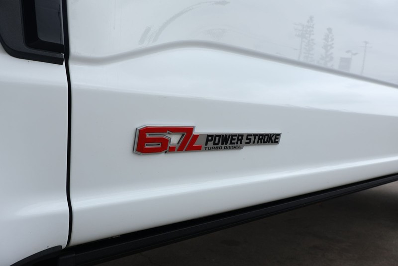 Ford Super Duty F-350 SRW Vehicle Full-screen Gallery Image 13