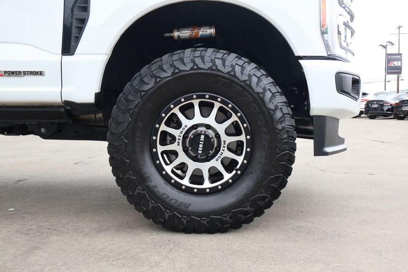Ford Super Duty F-350 SRW Vehicle Full-screen Gallery Image 16