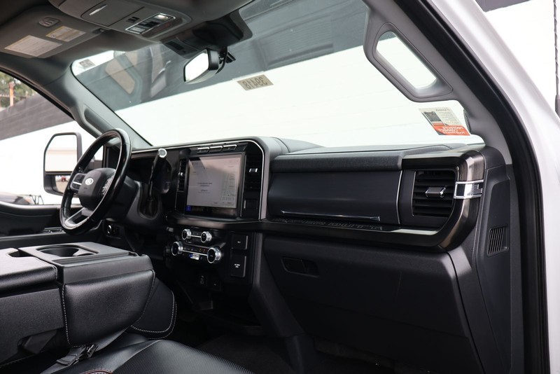 Ford Super Duty F-350 SRW Vehicle Full-screen Gallery Image 22