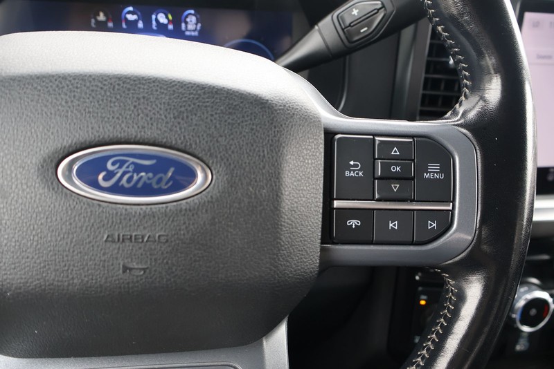 Ford Super Duty F-350 SRW Vehicle Full-screen Gallery Image 29