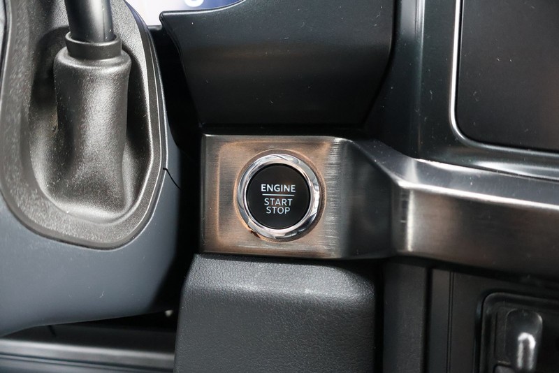 Ford Super Duty F-350 SRW Vehicle Full-screen Gallery Image 34