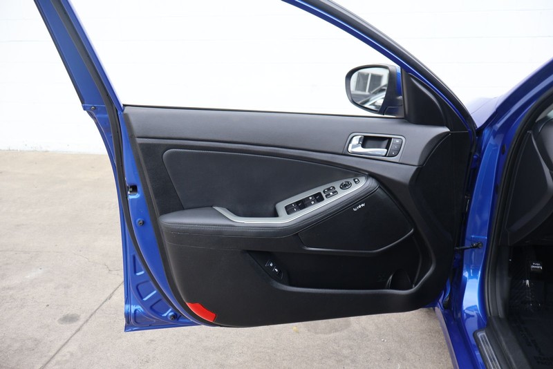 Kia Optima Vehicle Full-screen Gallery Image 15