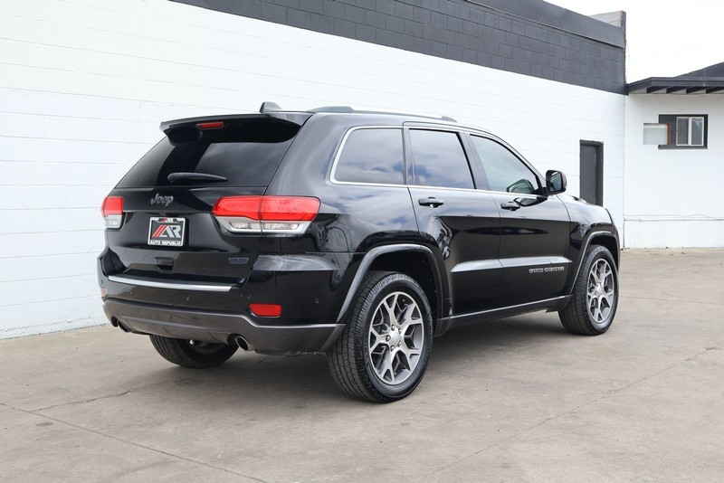 Jeep Grand Cherokee Vehicle Full-screen Gallery Image 05