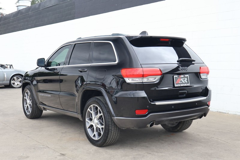 Jeep Grand Cherokee Vehicle Full-screen Gallery Image 09