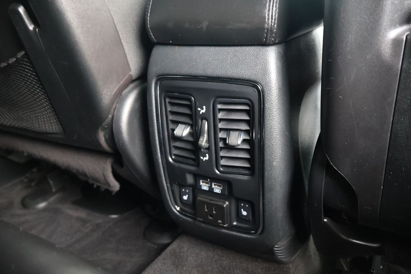 Jeep Grand Cherokee Vehicle Full-screen Gallery Image 21