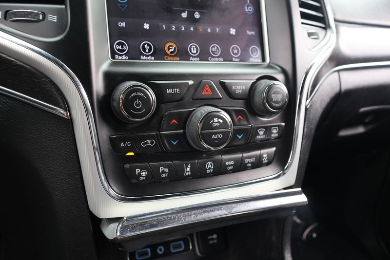 Jeep Grand Cherokee Vehicle Full-screen Gallery Image 30