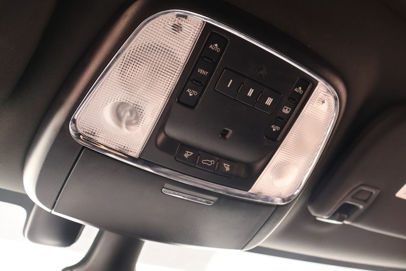 Jeep Grand Cherokee Vehicle Full-screen Gallery Image 32