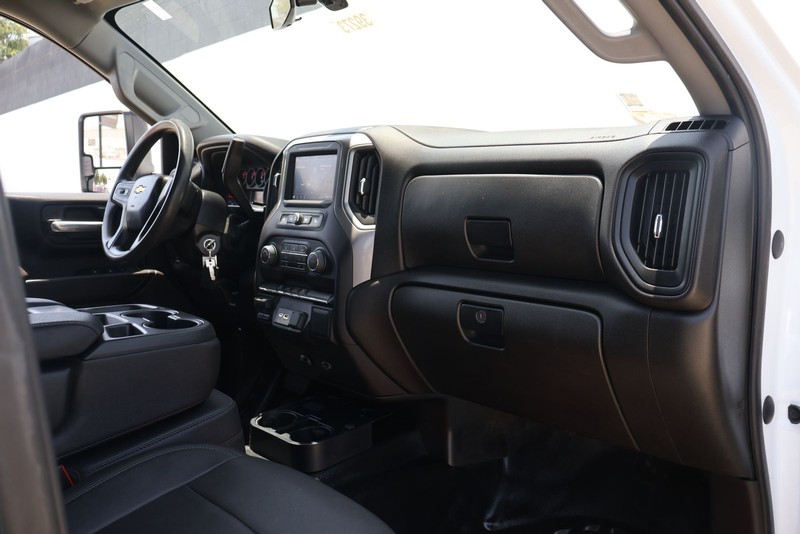 Chevrolet Silverado 2500HD Vehicle Full-screen Gallery Image 17