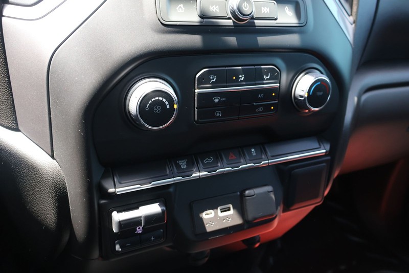 Chevrolet Silverado 2500HD Vehicle Full-screen Gallery Image 28