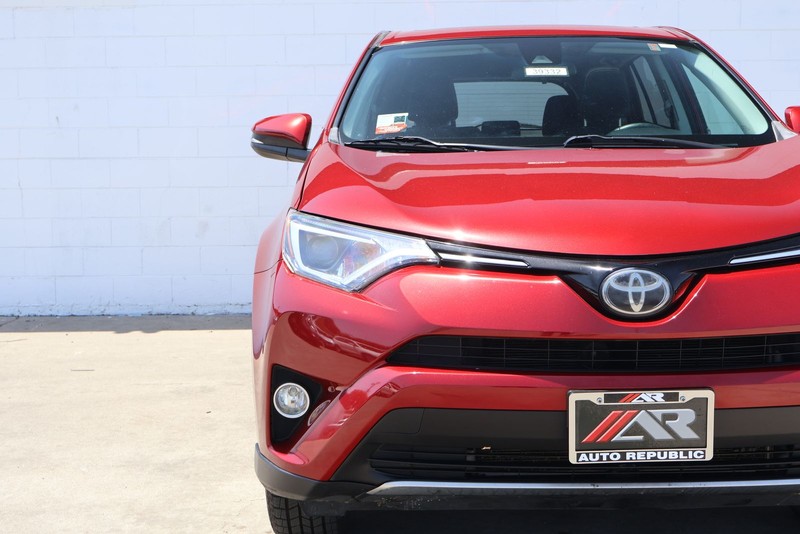 Toyota RAV4 Vehicle Full-screen Gallery Image 03