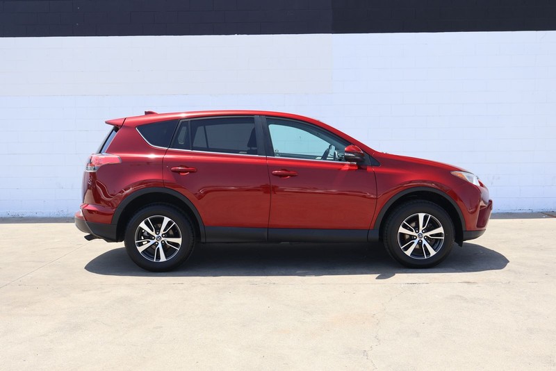 Toyota RAV4 Vehicle Full-screen Gallery Image 04