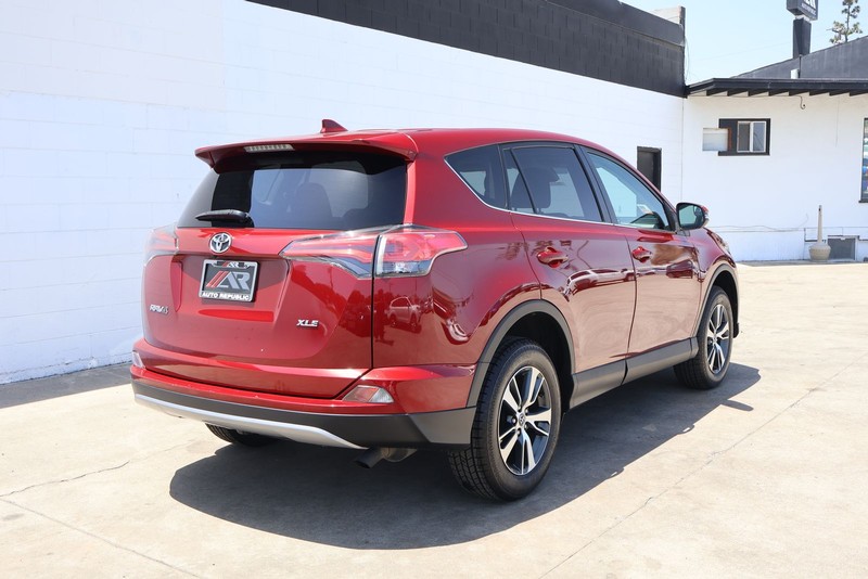 Toyota RAV4 Vehicle Full-screen Gallery Image 05
