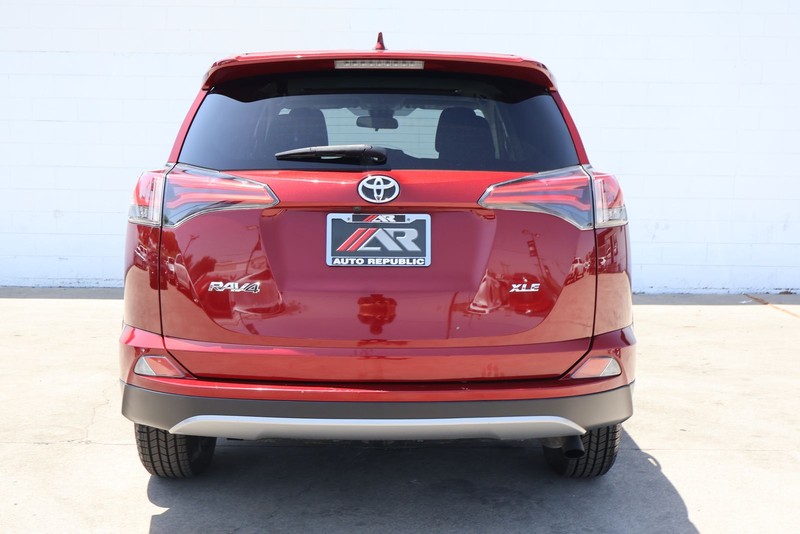 Toyota RAV4 Vehicle Full-screen Gallery Image 06