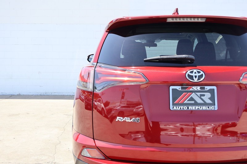 Toyota RAV4 Vehicle Full-screen Gallery Image 07
