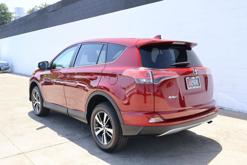 Toyota RAV4 Vehicle Full-screen Gallery Image 09