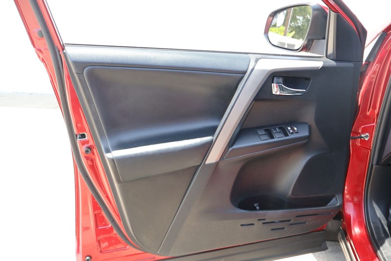 Toyota RAV4 Vehicle Full-screen Gallery Image 14