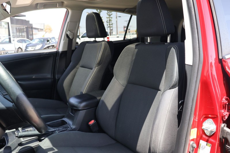 Toyota RAV4 Vehicle Full-screen Gallery Image 16