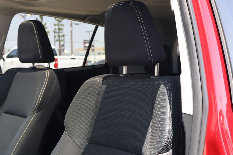 Toyota RAV4 Vehicle Full-screen Gallery Image 17