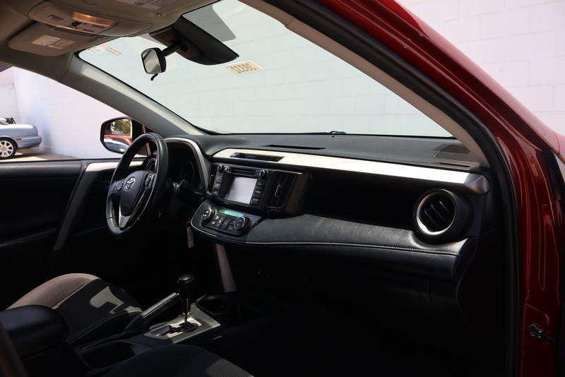 Toyota RAV4 Vehicle Full-screen Gallery Image 18