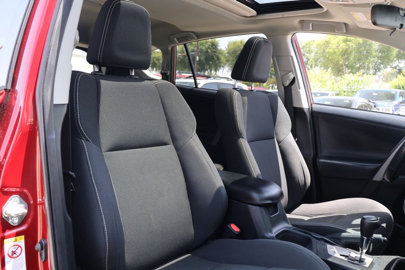Toyota RAV4 Vehicle Full-screen Gallery Image 19