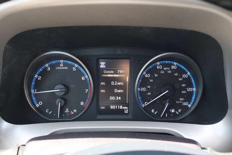Toyota RAV4 Vehicle Full-screen Gallery Image 22