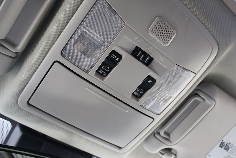 Toyota RAV4 Vehicle Full-screen Gallery Image 30