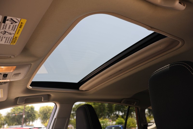 Toyota RAV4 Vehicle Full-screen Gallery Image 31