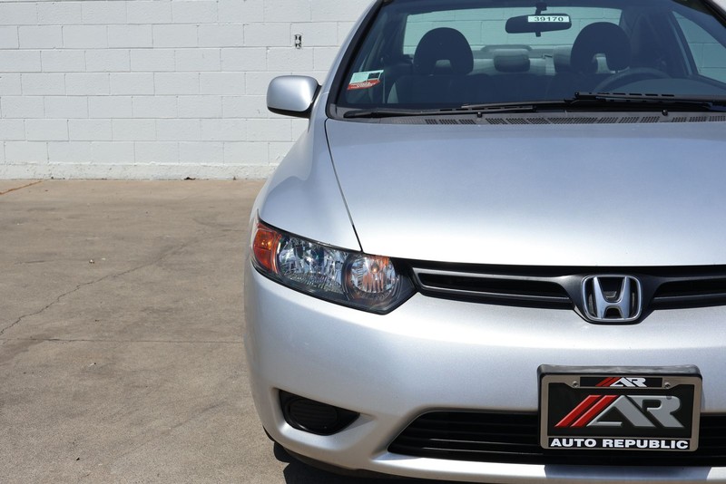 Honda Civic Coupe Vehicle Full-screen Gallery Image 03