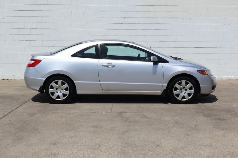 Honda Civic Coupe Vehicle Full-screen Gallery Image 04