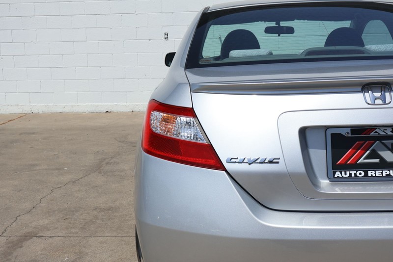 Honda Civic Coupe Vehicle Full-screen Gallery Image 07
