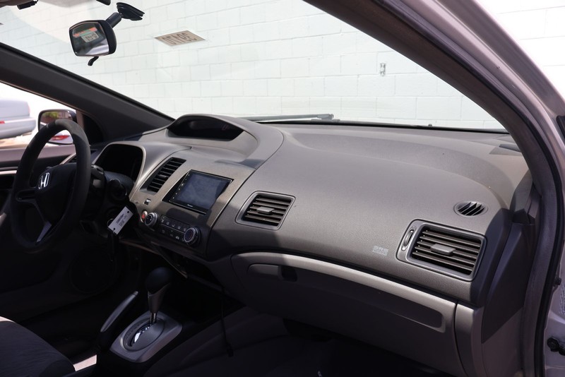 Honda Civic Coupe Vehicle Full-screen Gallery Image 17