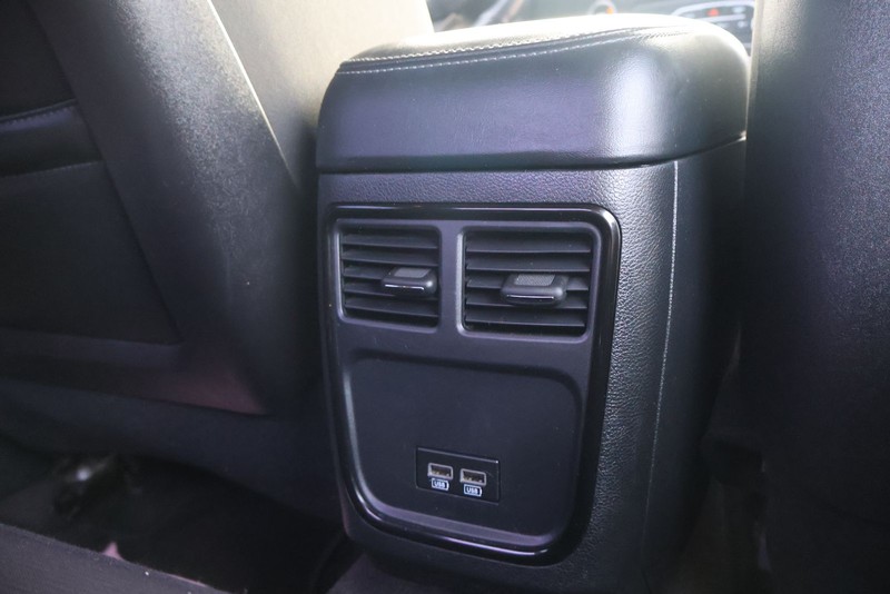 Dodge Charger Vehicle Full-screen Gallery Image 19