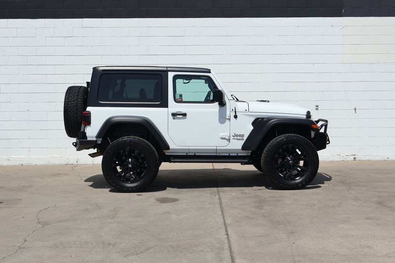 Jeep Wrangler Vehicle Full-screen Gallery Image 04