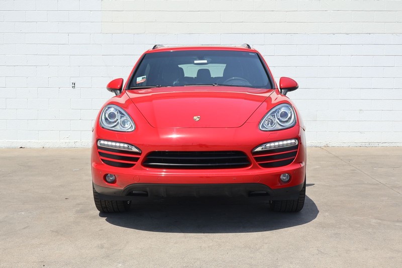 Porsche Cayenne Vehicle Full-screen Gallery Image 02