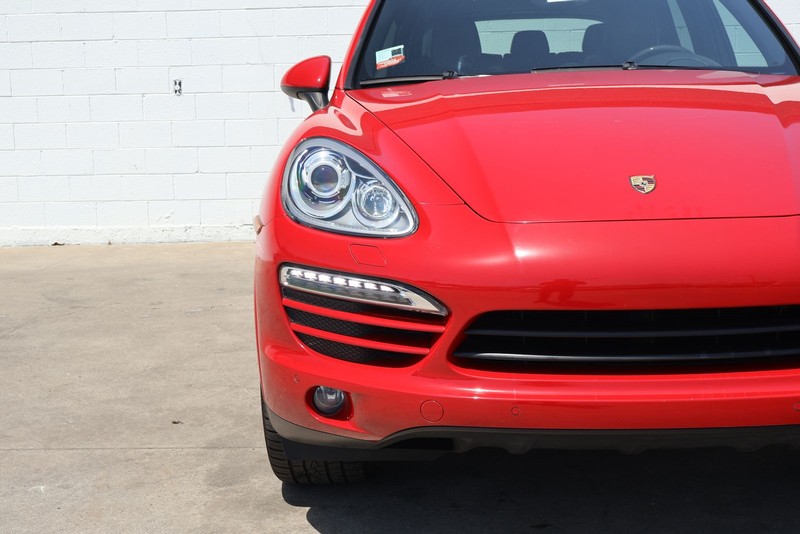 Porsche Cayenne Vehicle Full-screen Gallery Image 03
