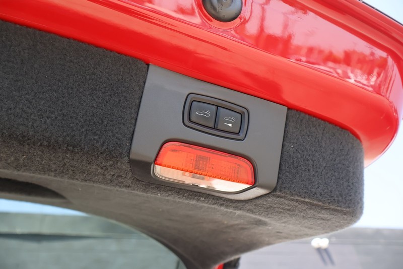 Porsche Cayenne Vehicle Full-screen Gallery Image 09