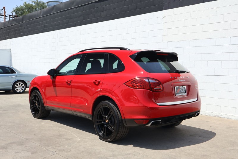 Porsche Cayenne Vehicle Full-screen Gallery Image 10