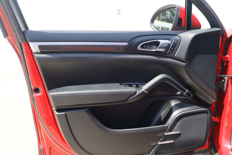Porsche Cayenne Vehicle Full-screen Gallery Image 15