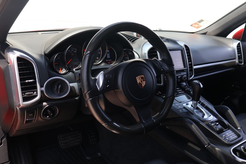 Porsche Cayenne Vehicle Full-screen Gallery Image 16