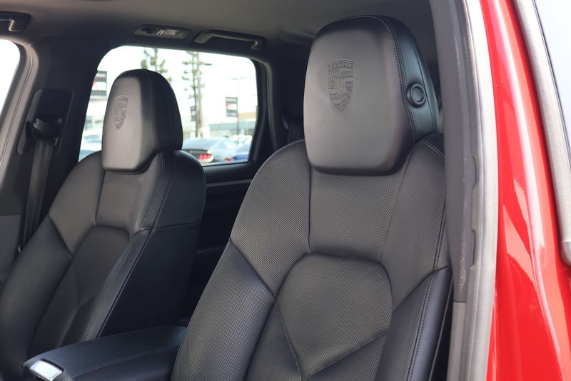 Porsche Cayenne Vehicle Full-screen Gallery Image 17