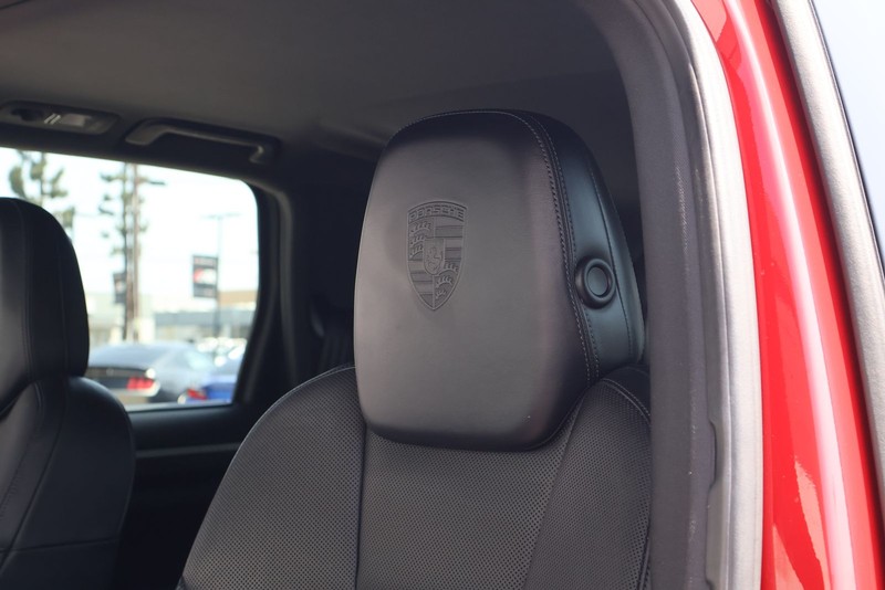 Porsche Cayenne Vehicle Full-screen Gallery Image 18