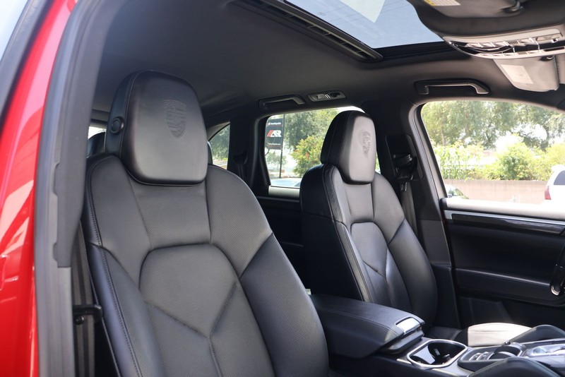 Porsche Cayenne Vehicle Full-screen Gallery Image 19