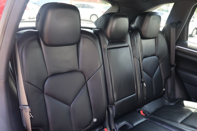 Porsche Cayenne Vehicle Full-screen Gallery Image 20