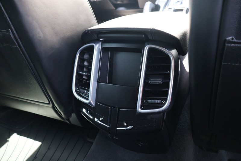 Porsche Cayenne Vehicle Full-screen Gallery Image 21