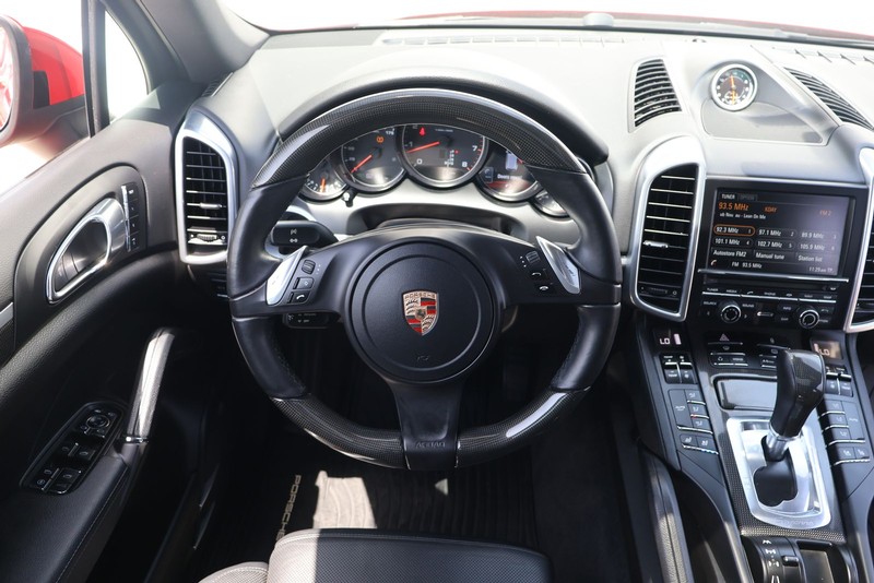 Porsche Cayenne Vehicle Full-screen Gallery Image 24