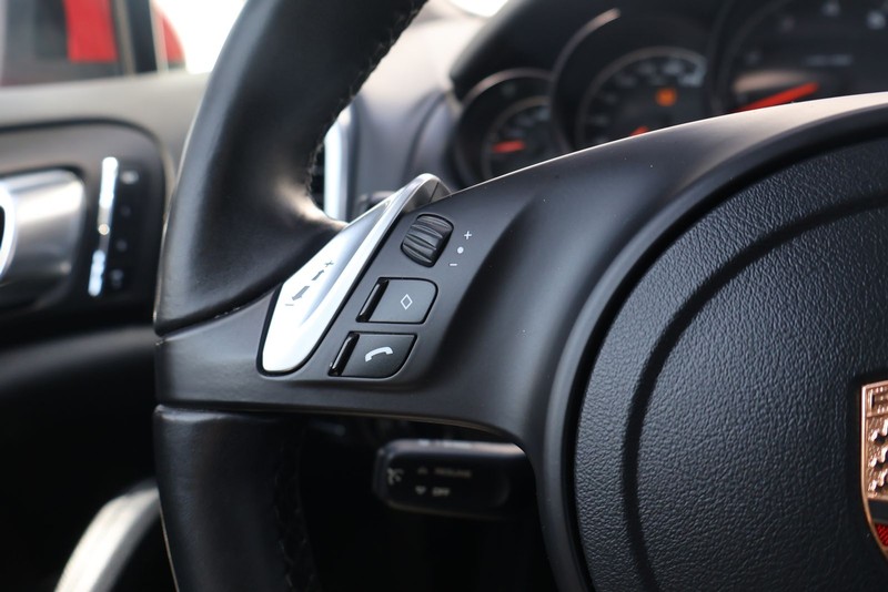 Porsche Cayenne Vehicle Full-screen Gallery Image 25