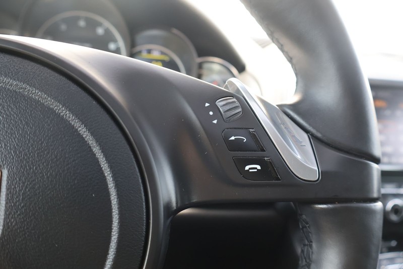 Porsche Cayenne Vehicle Full-screen Gallery Image 26